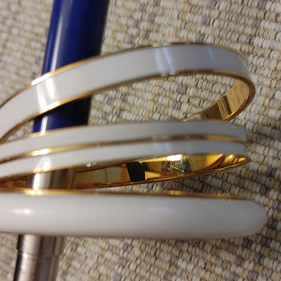 Vintage Set of Monet White & Gold Bangles - Picture 5 of 13